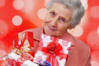 Что подарить на 80 лет любимой бабушке — идеи и советы