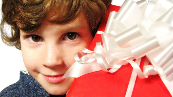 Выбор подарка имениннику на 8 лет – ищем самый лучший сюрприз!