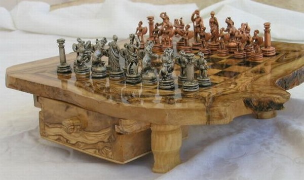 дорогая шахматная доска с оригинальными шахматными фигурами