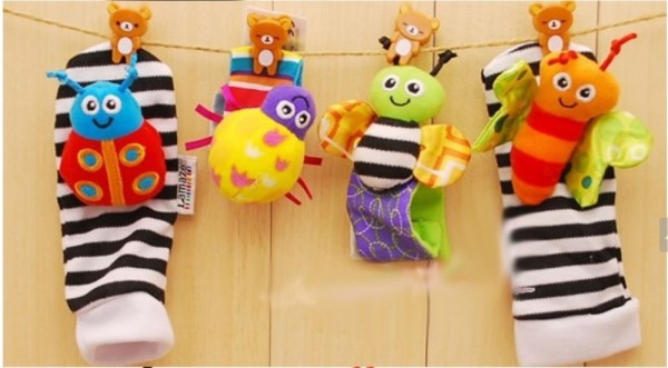 подвесные носочки с разноцветными игрушками
