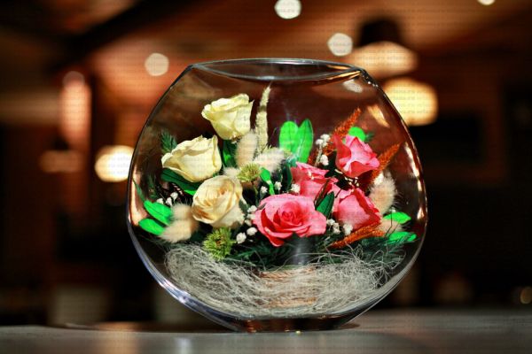 цветы в вакуумном стеклянном сосуде