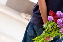 Как правильно дарить цветы по праздникам